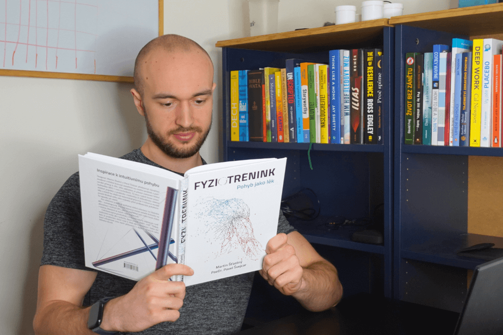 Fotka osoby, která si čte knihu.